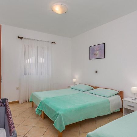 2 Bedroom Beautiful Apartment In Omišalj Εξωτερικό φωτογραφία