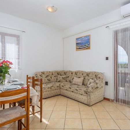 2 Bedroom Beautiful Apartment In Omišalj Εξωτερικό φωτογραφία