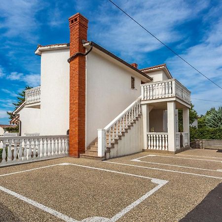 2 Bedroom Beautiful Apartment In Omišalj Εξωτερικό φωτογραφία