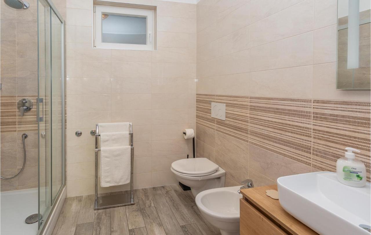2 Bedroom Beautiful Apartment In Omišalj Εξωτερικό φωτογραφία