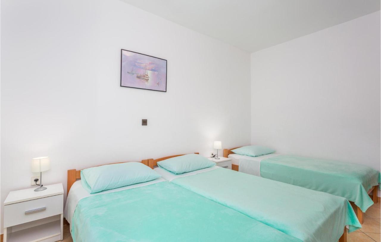 2 Bedroom Beautiful Apartment In Omišalj Εξωτερικό φωτογραφία