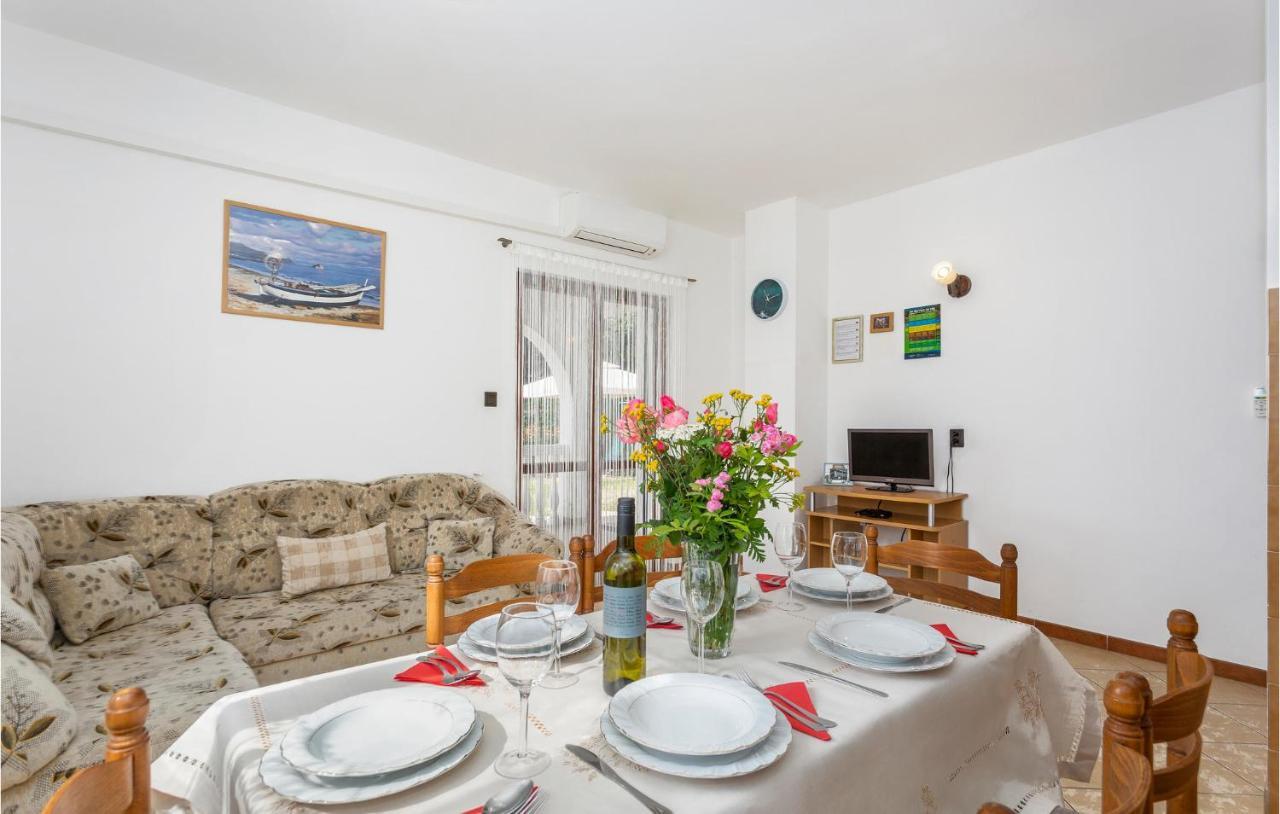 2 Bedroom Beautiful Apartment In Omišalj Εξωτερικό φωτογραφία
