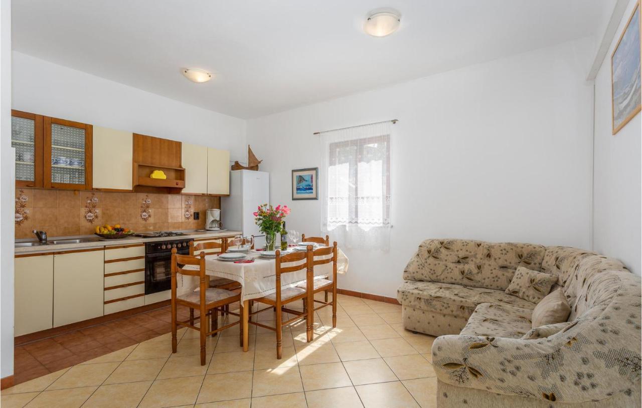 2 Bedroom Beautiful Apartment In Omišalj Εξωτερικό φωτογραφία