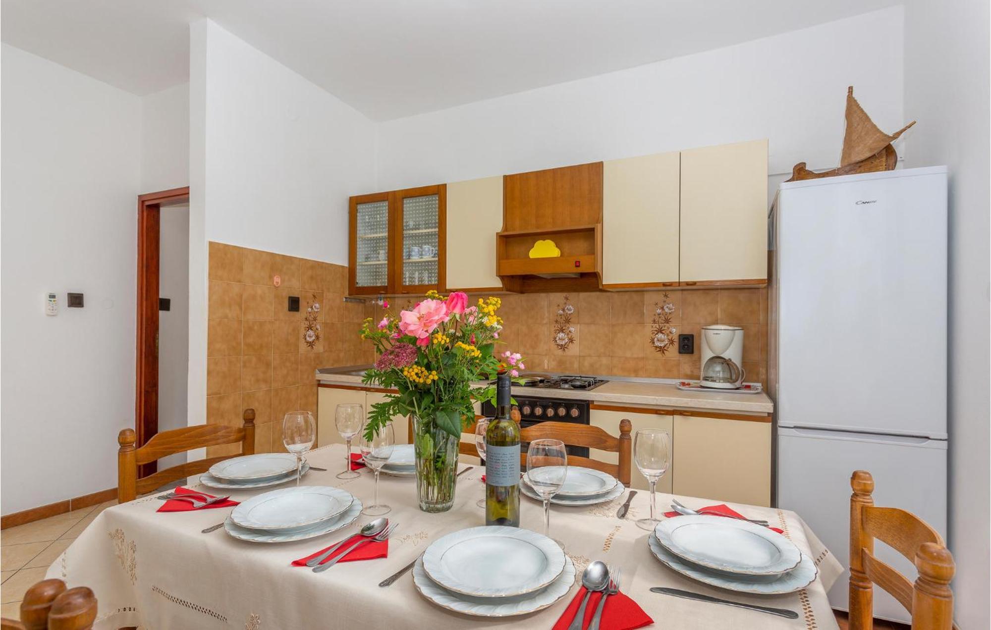 2 Bedroom Beautiful Apartment In Omišalj Εξωτερικό φωτογραφία