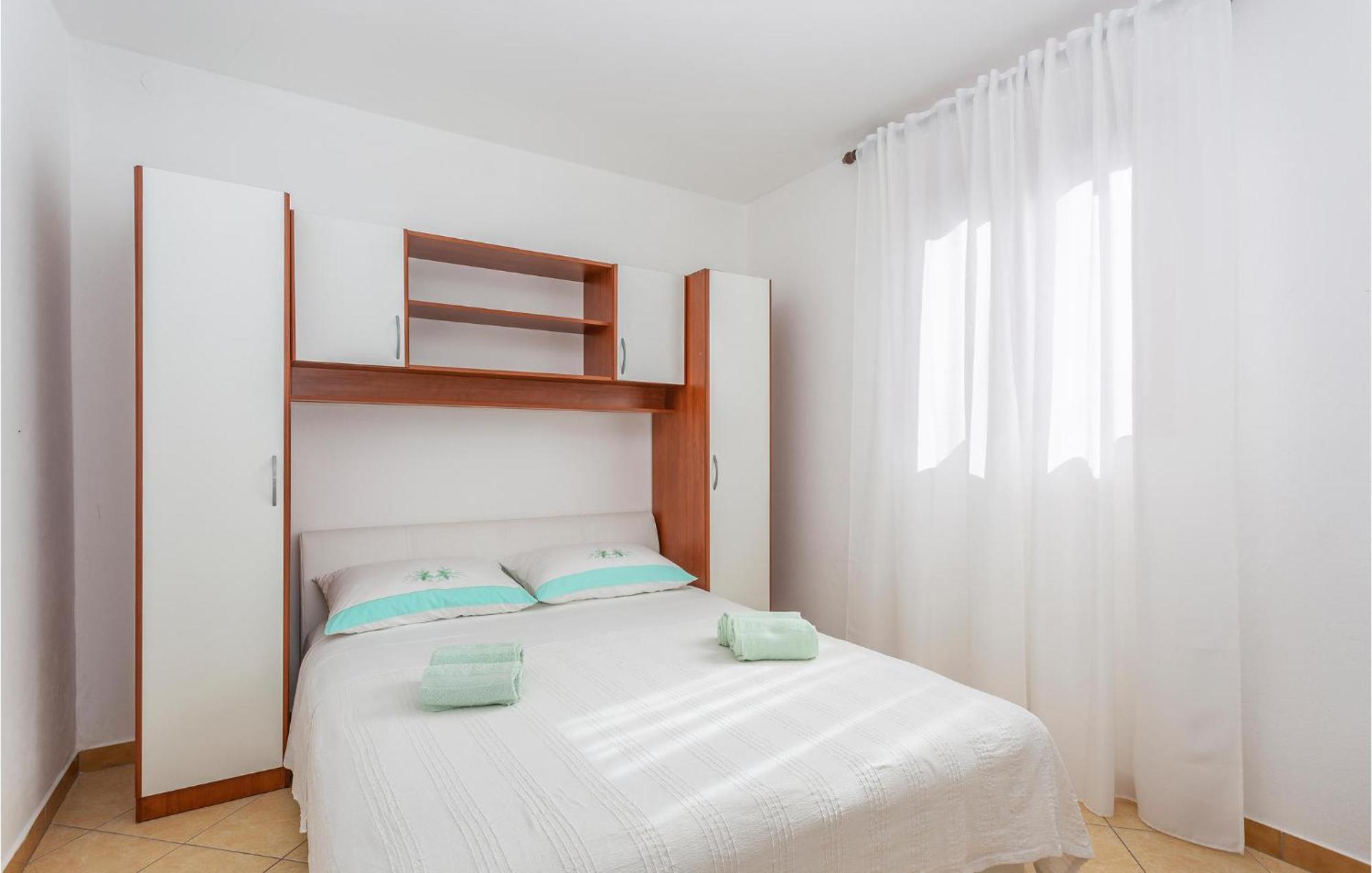 2 Bedroom Beautiful Apartment In Omišalj Εξωτερικό φωτογραφία
