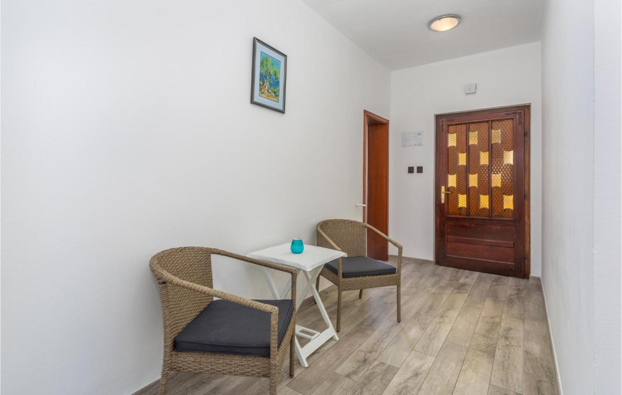 2 Bedroom Beautiful Apartment In Omišalj Εξωτερικό φωτογραφία