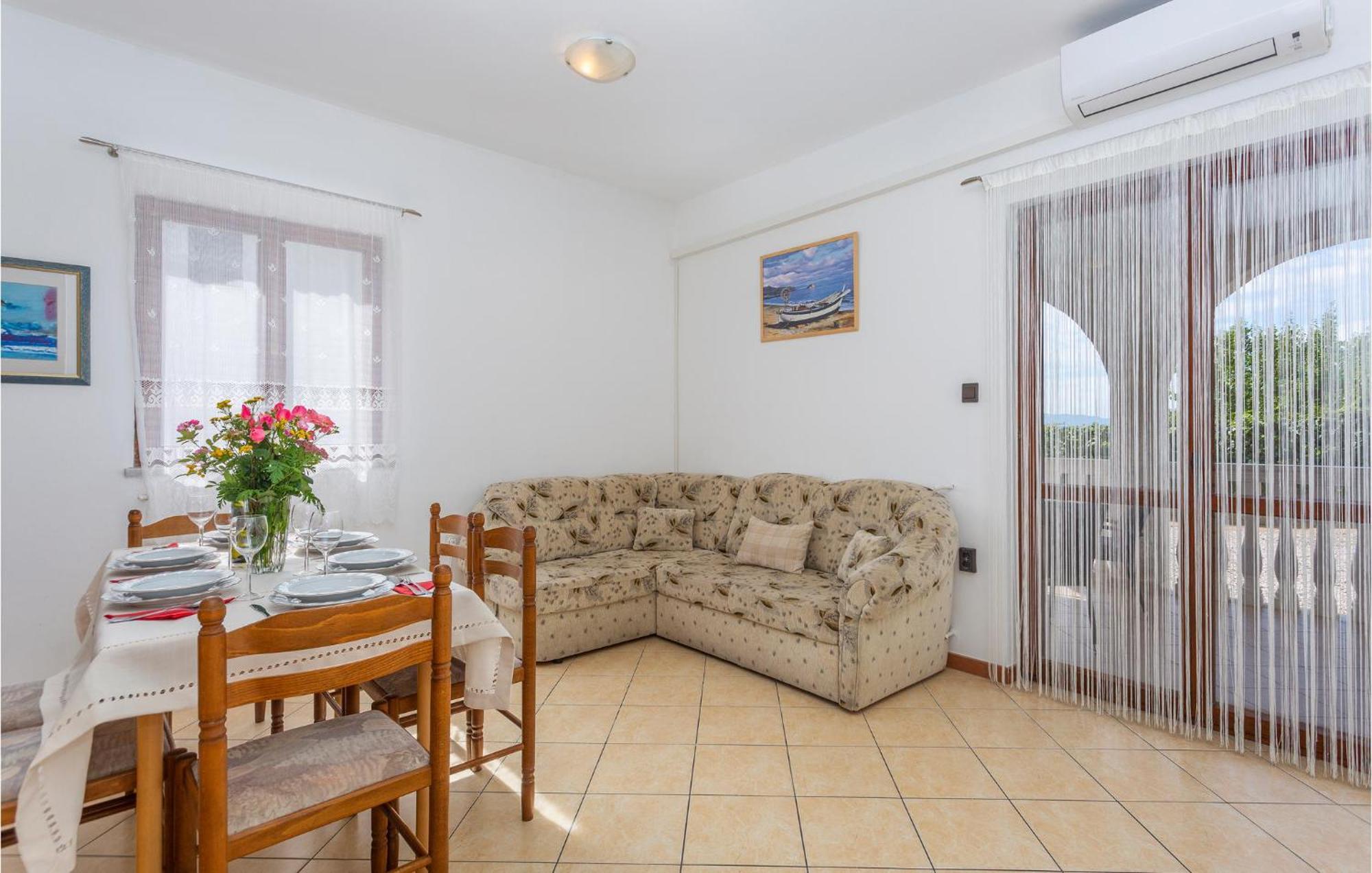 2 Bedroom Beautiful Apartment In Omišalj Εξωτερικό φωτογραφία